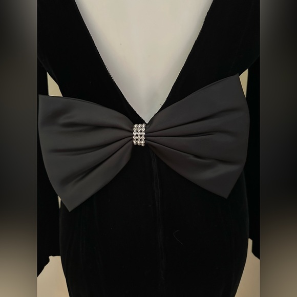 Renditions New York Vintage Black Velvet 80’s. Dress V Low Cut Back W Bow Sz 8 - Picture 8 of 16